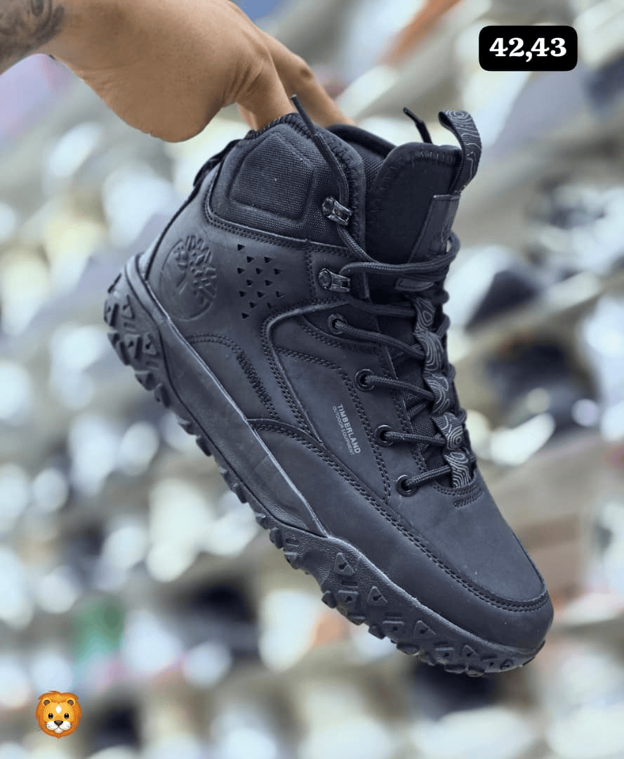 Bota outdoor negra